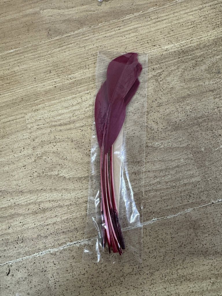 614374884_1527115322475609_4606672768348906674_n-1-768x1024 ~ Beautiful feathers to dress up your hats ~