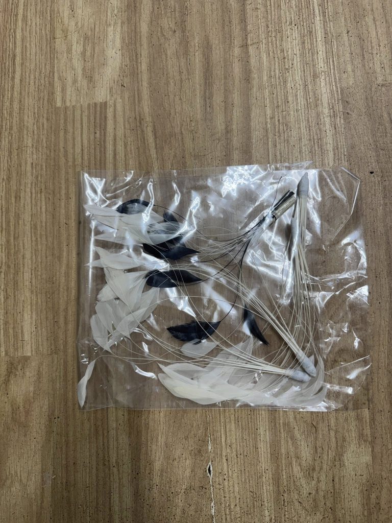 614394592_1527115152475626_6604968829109661450_n-1-768x1024 ~ Beautiful feathers to dress up your hats ~