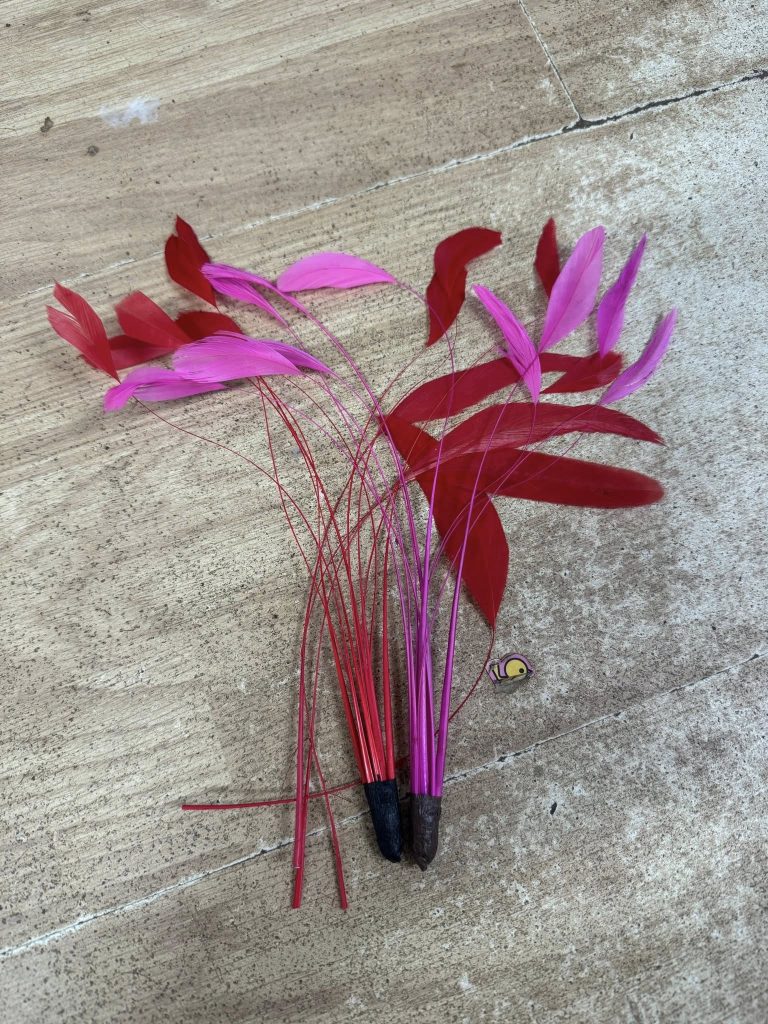 616228141_1527115455808929_7287789877900679163_n-1-768x1024 ~ Beautiful feathers to dress up your hats ~